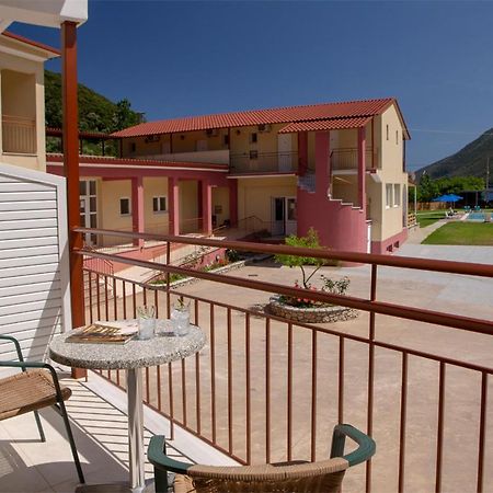 Menes Hotel Geni  Exterior photo