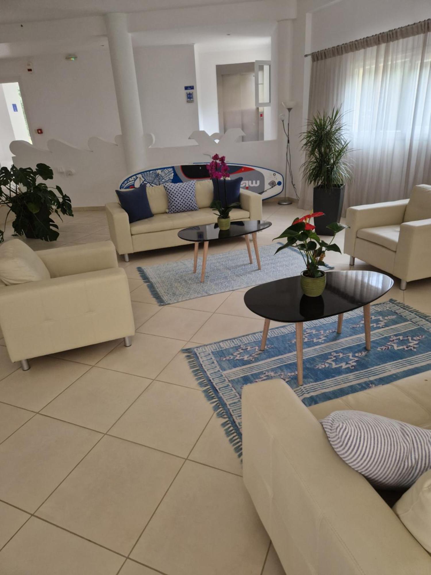Menes Hotel Geni  Exterior photo