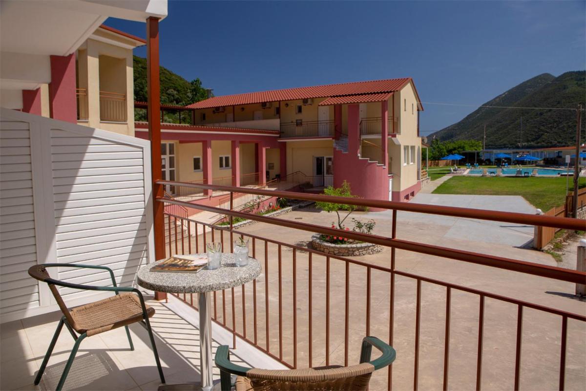 Menes Hotel Geni  Exterior photo