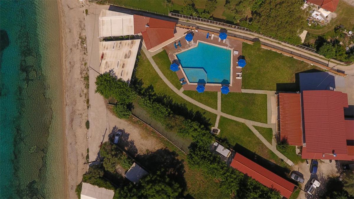Menes Hotel Geni  Exterior photo