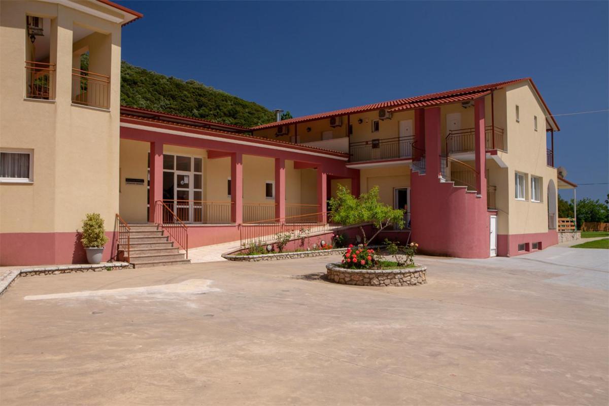 Menes Hotel Geni  Exterior photo