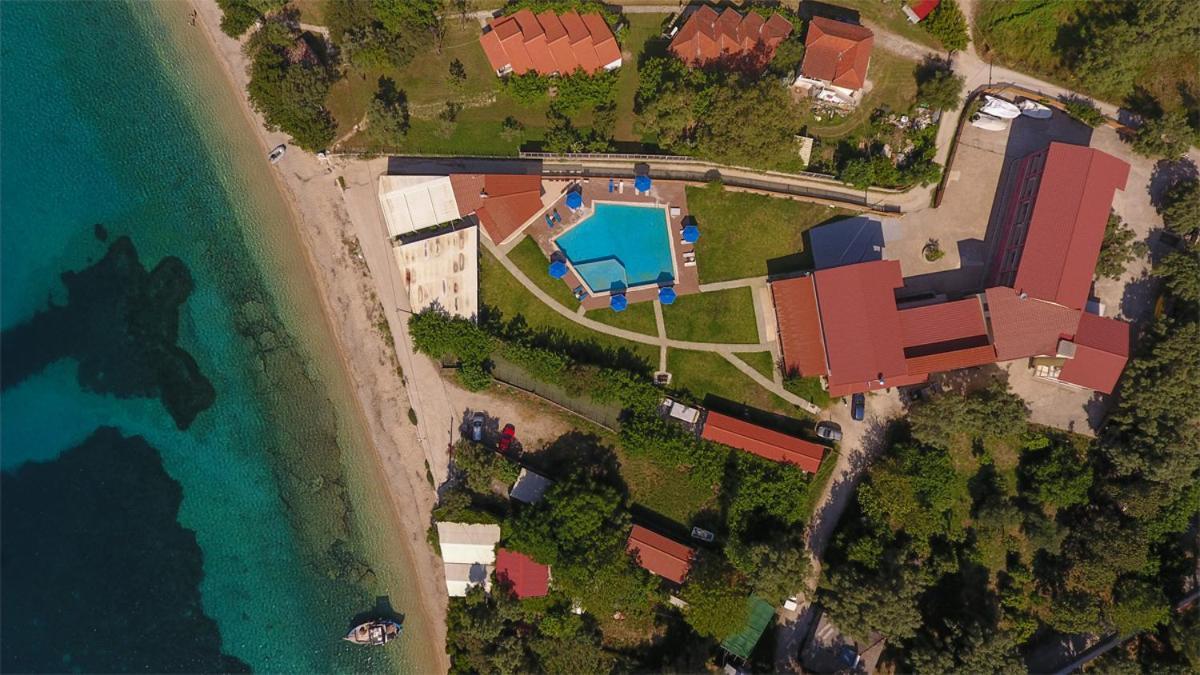 Menes Hotel Geni  Exterior photo